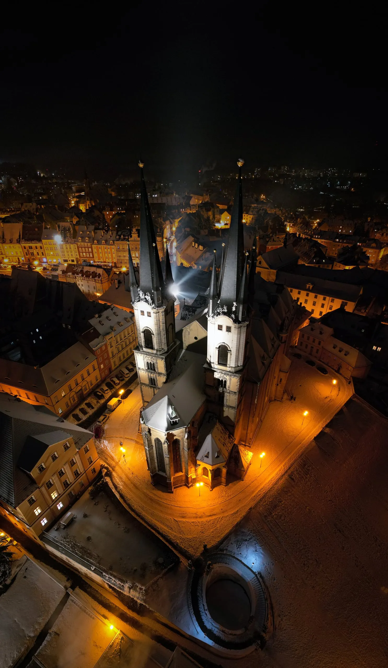 Nasvícený kostel sv. Mikuláše a Alžběty v Chebu v noci