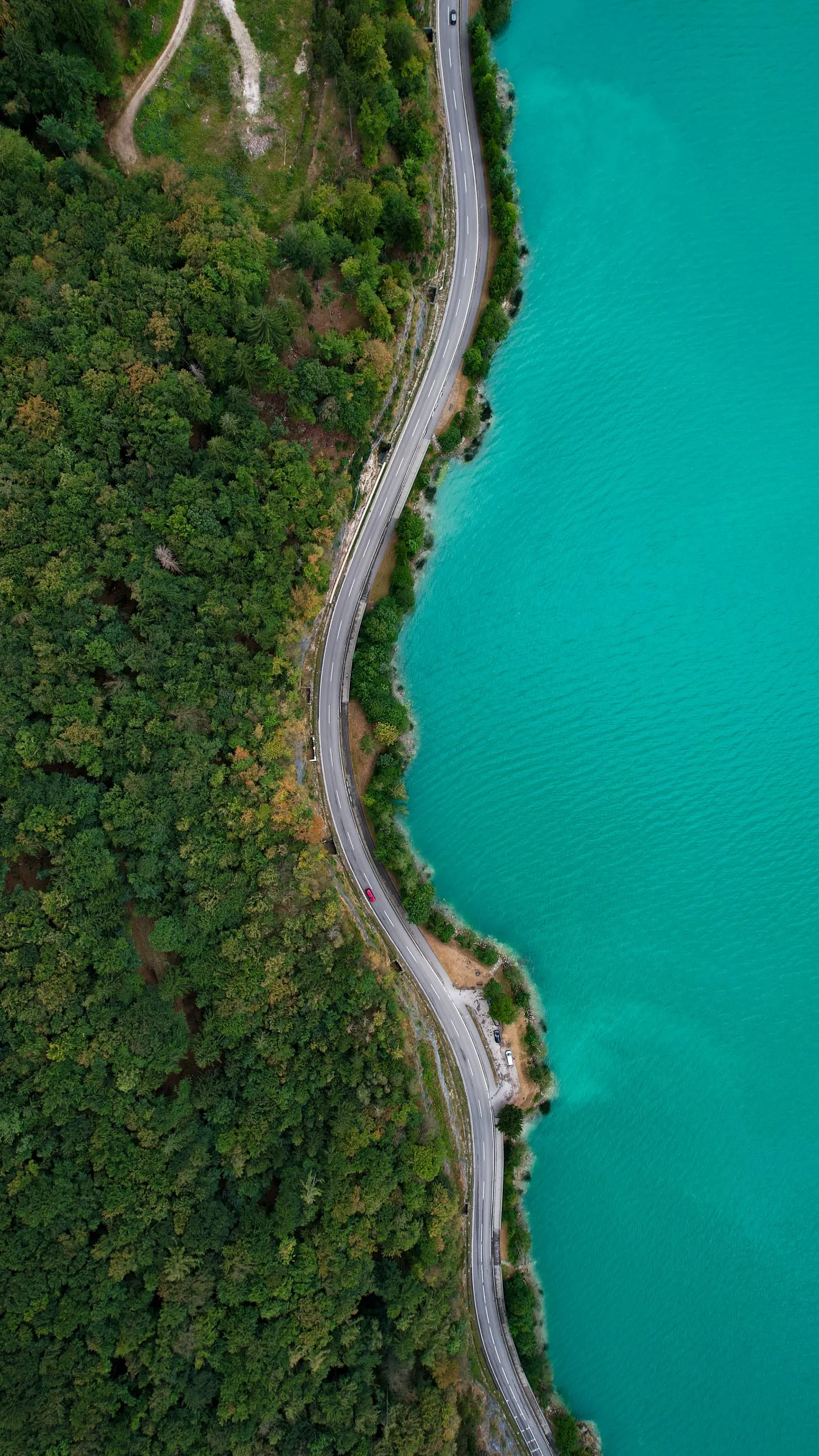 Silnice po břehu tyrkysového jezera Mondsee, kolmý pohled shora