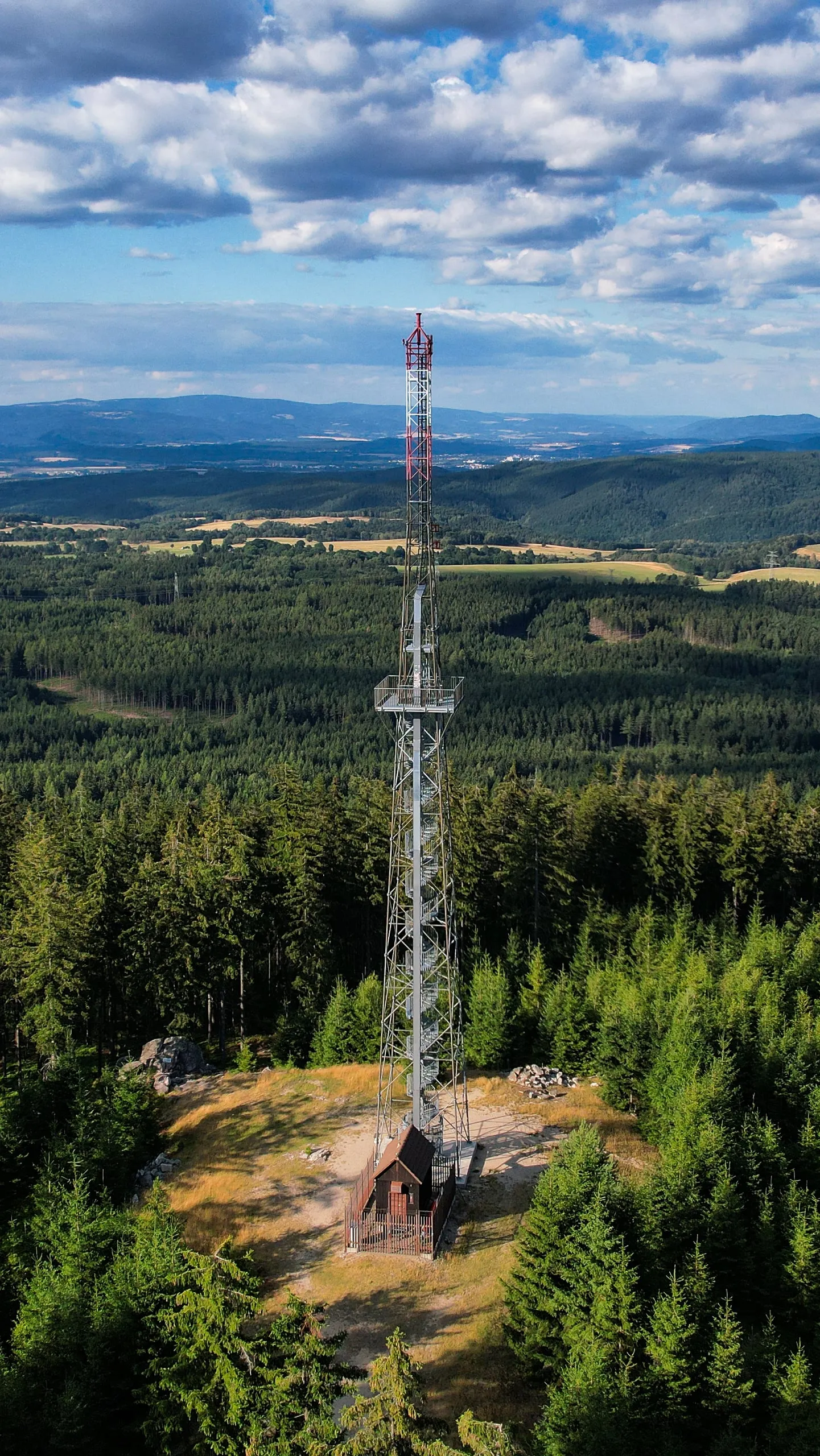 Rozhledna Krudum, příhradová věž na skalce nad lesy